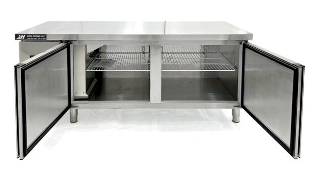 Bên trong tủ đông bàn chặt